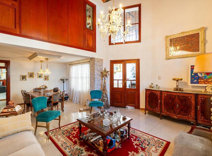 Casa · 200m² · 6 Ambientes · 2 Cocheras