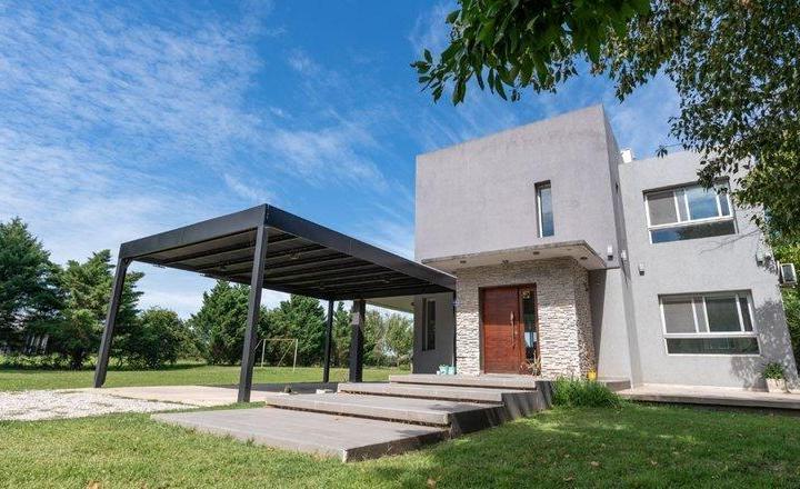 Casa · 237m² · 7 Ambientes · 2 Cocheras