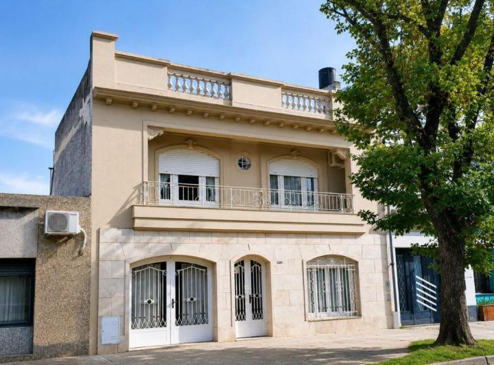 Casa · 215m² · 5 Ambientes · 1 Cochera