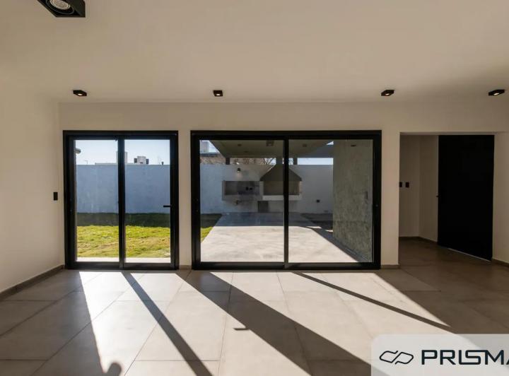 Casa · 135m² · 6 Ambientes · 2 Cocheras