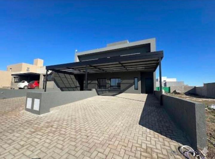 Casa · 145m² · 4 Ambientes · 2 Cocheras
