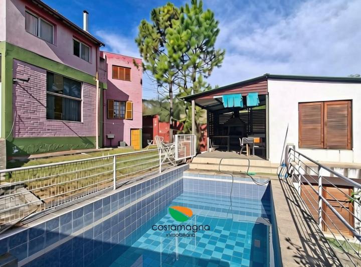 Casa · 325m² · 4 Dormitorios · 2 Cocheras