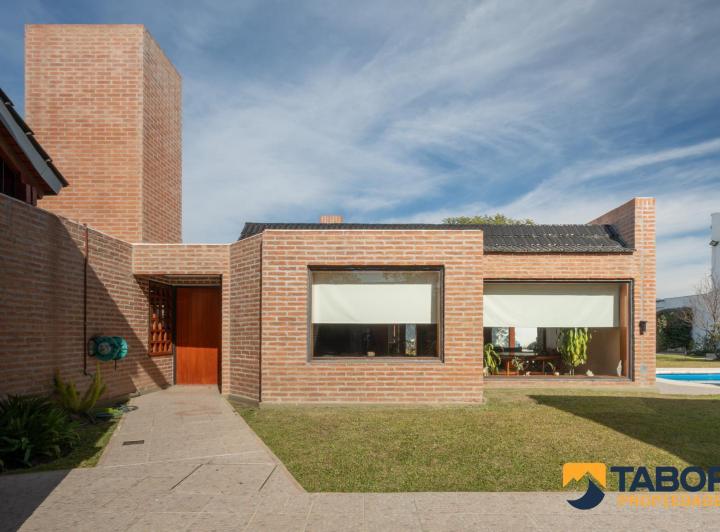 Casa · 450m² · 10 Ambientes · 3 Cocheras