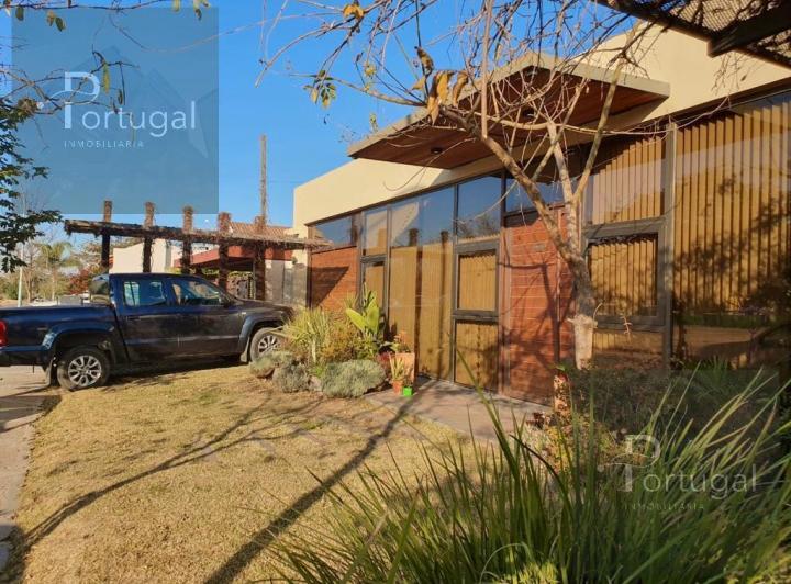 Casa · 260m² · 10 Ambientes · 1 Cochera