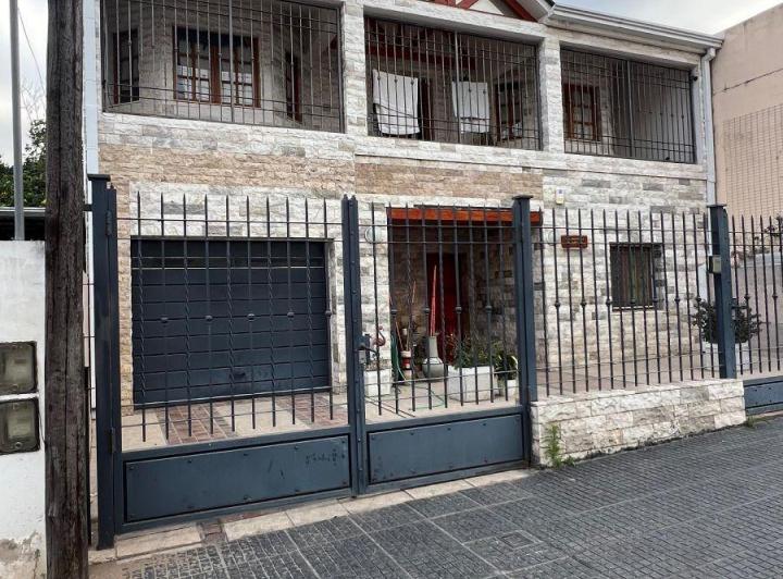 Casa · 193m² · 9 Ambientes · 1 Cochera