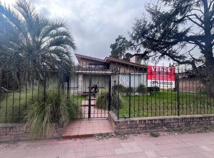 Casa · 1200m² · 10 Ambientes · 1 Cochera