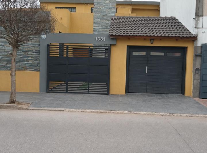 Casa · 220m² · 8 Ambientes