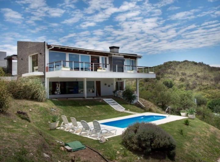 Casa · 345m² · 5 Ambientes · 2 Cocheras