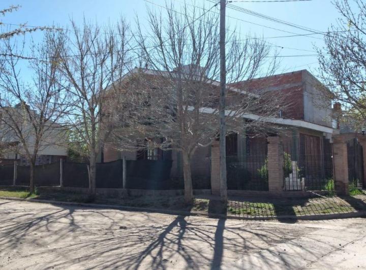 Casa · 140m² · 6 Ambientes · 1 Cochera