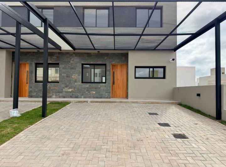 Casa · 94m² · 4 Ambientes · 2 Cocheras