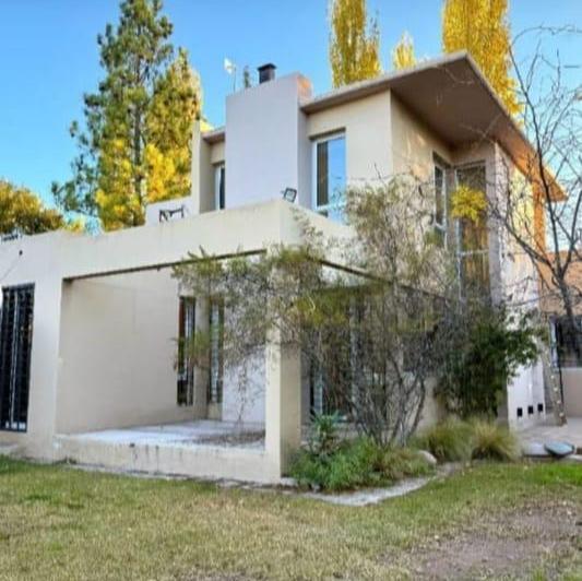 Casa · 245m² · 7 Ambientes · 2 Cocheras