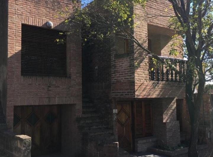 Casa · 240m² · 6 Ambientes · 1 Cochera