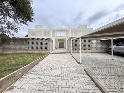 Casa · 94m² · 6 Ambientes · 2 Cocheras