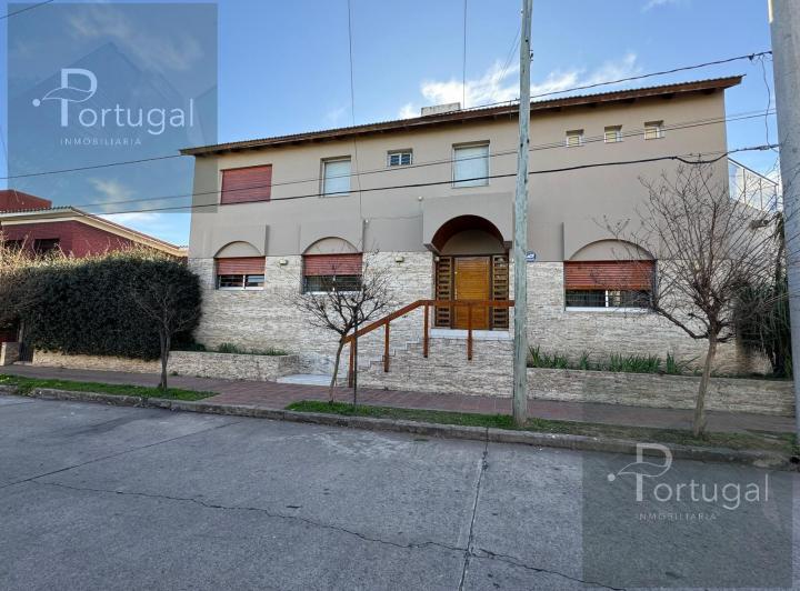 Casa · 225m² · 9 Ambientes · 2 Cocheras
