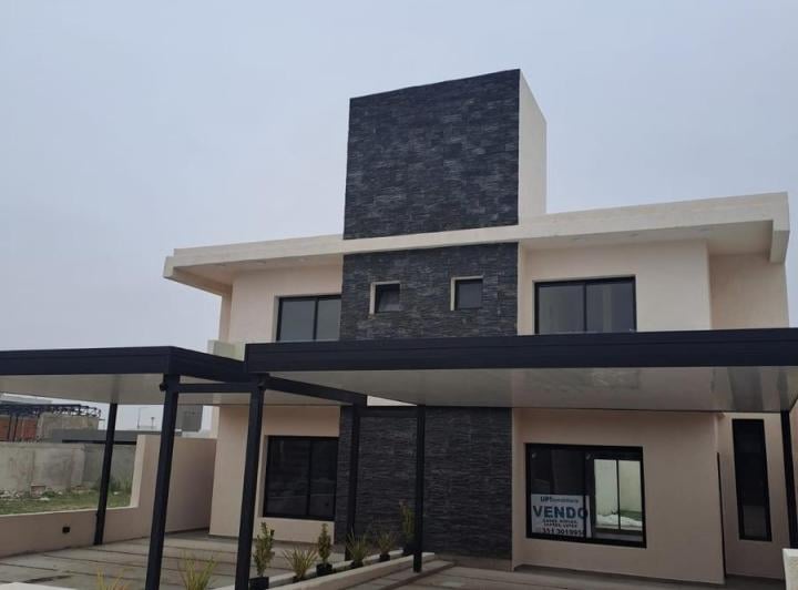 Casa · 120m² · 5 Ambientes · 2 Cocheras