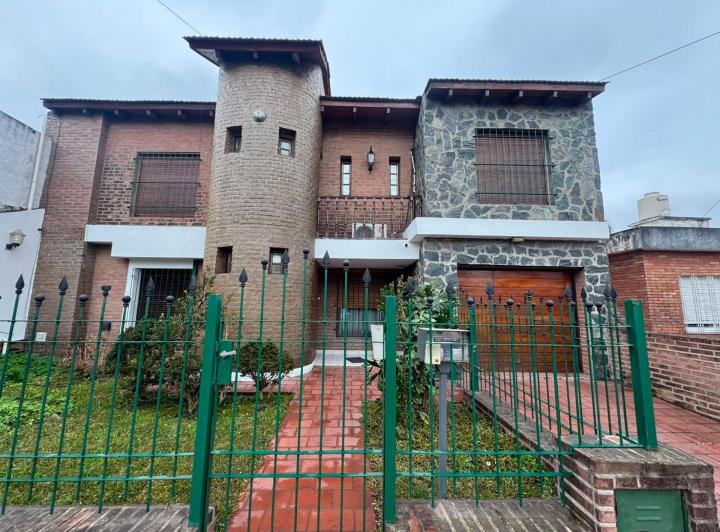 Casa · 224m² · 6 Ambientes · 2 Cocheras