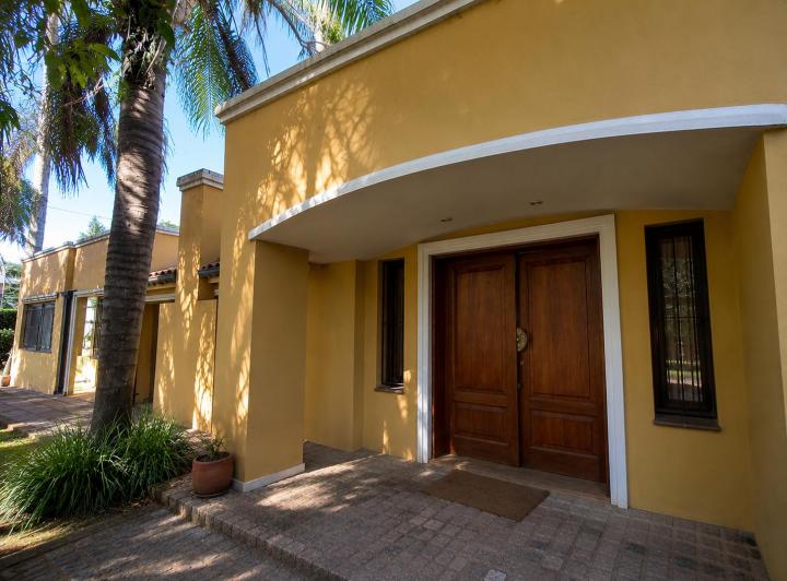 Casa · 300m² · 9 Ambientes · 1 Cochera