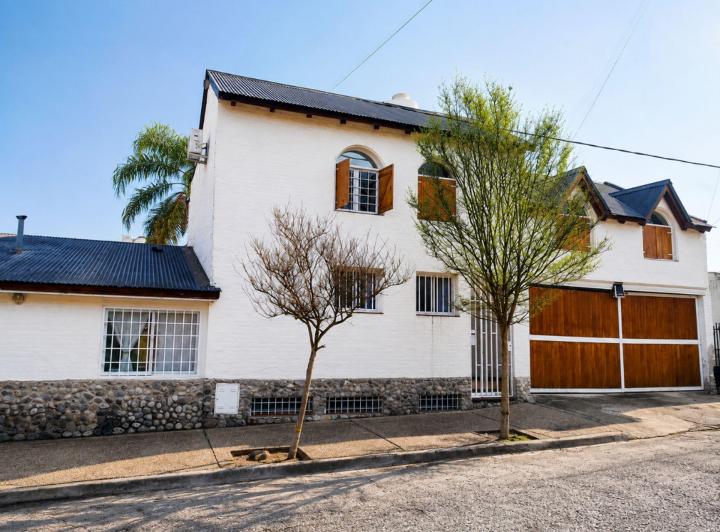 Casa · 225m² · 8 Ambientes · 2 Cocheras