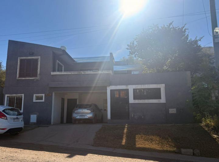 Casa · 210m² · 4 Ambientes · 1 Cochera