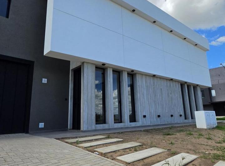Casa · 170m² · 5 Ambientes · 2 Cocheras