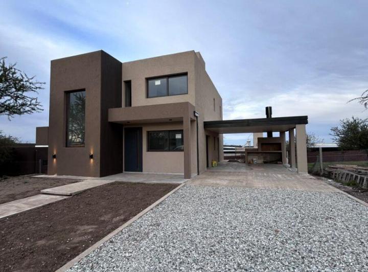 Casa · 188m² · 6 Ambientes · 2 Cocheras