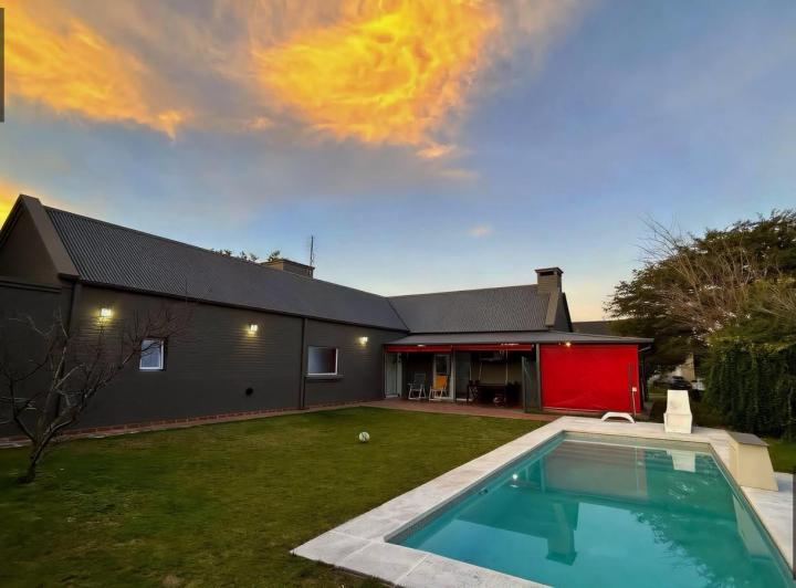Casa · 800m² · 5 Ambientes · 2 Cocheras