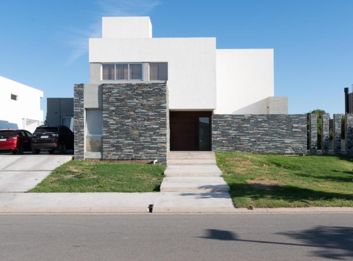 Casa · 310m² · 10 Ambientes · 2 Cocheras
