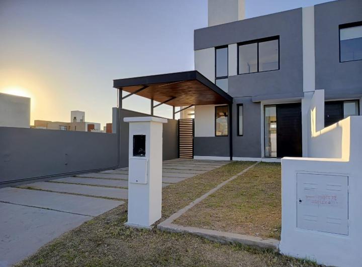 Casa · 130m² · 3 Dormitorios · 1 Cochera