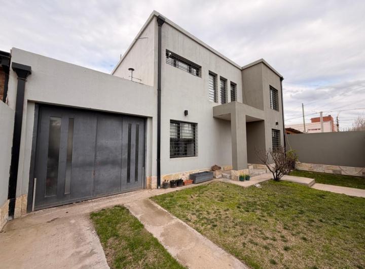Casa · 236m² · 6 Ambientes · 2 Cocheras