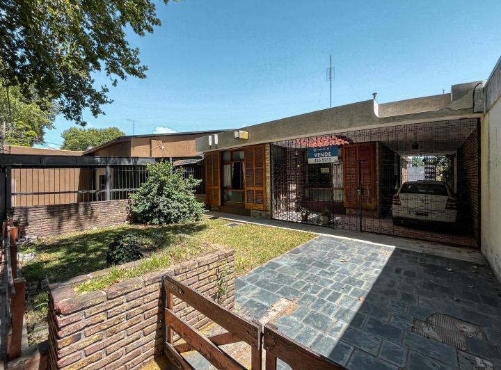 Casa · 216m² · 7 Ambientes · 2 Cocheras