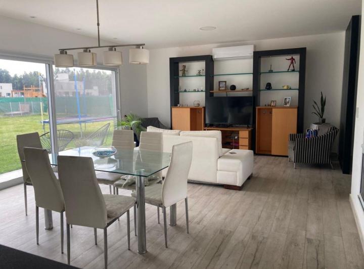 Casa · 210m² · 6 Ambientes · 4 Cocheras