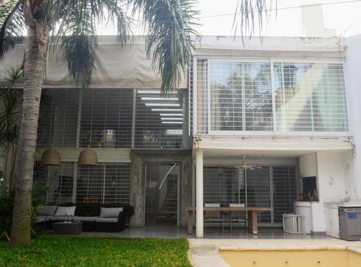 Casa · 260m² · 5 Ambientes · 2 Cocheras