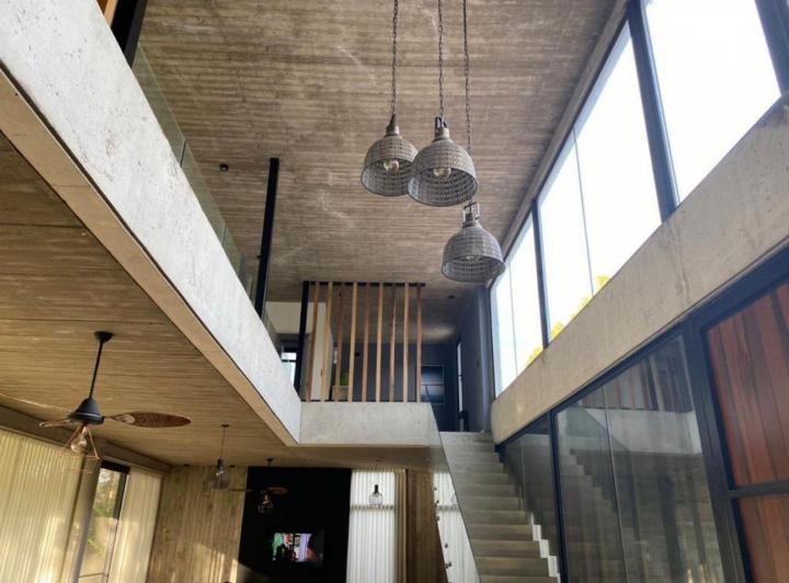 Casa · 320m² · 8 Ambientes · 4 Cocheras