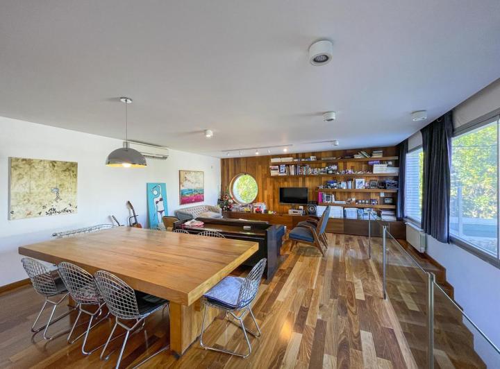 Casa · 205m² · 6 Ambientes · 2 Cocheras