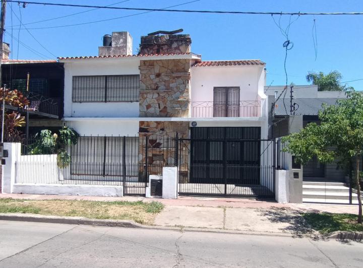 Casa · 180m² · 6 Ambientes · 2 Cocheras