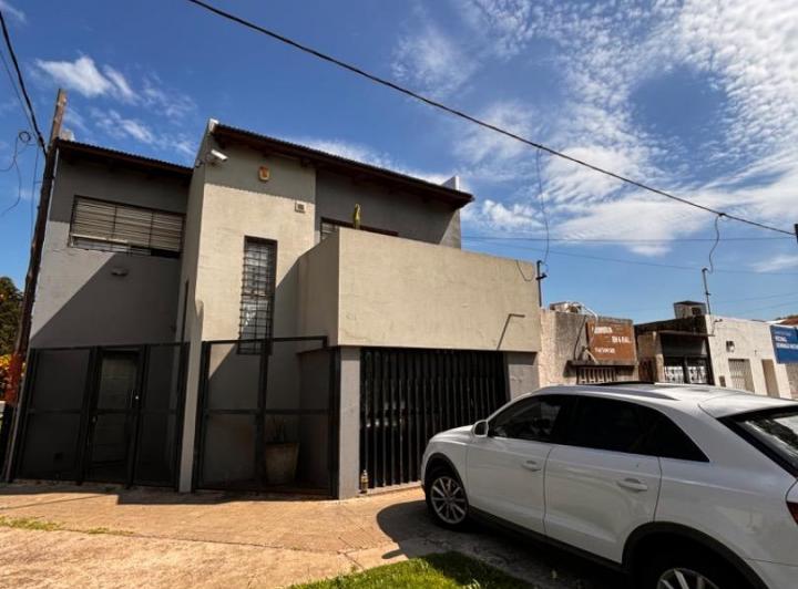 Casa · 240m² · 4 Ambientes · 1 Cochera