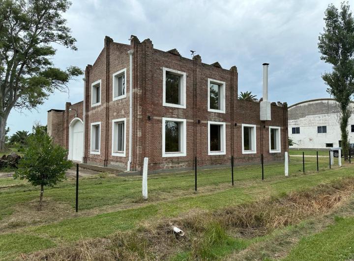 Casa · 1600ha · 8 Ambientes · 5 Cocheras