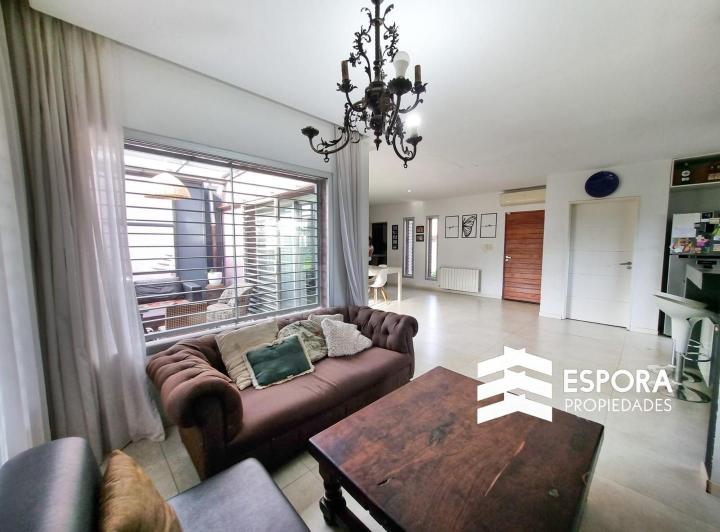 Casa · 217m² · 4 Ambientes · 2 Cocheras