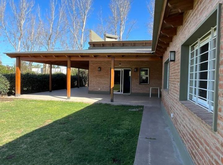 Casa · 176m² · 7 Ambientes · 4 Cocheras