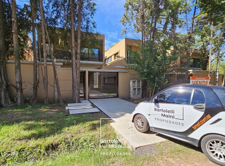 Casa · 375m² · 5 Ambientes · 1 Cochera