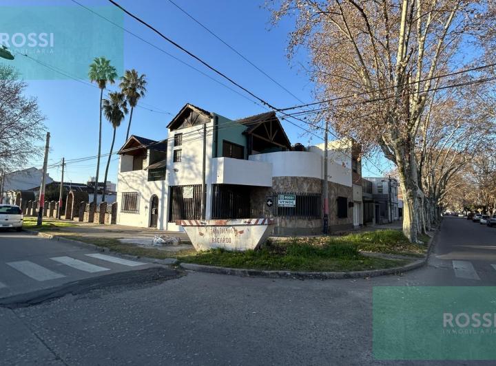 Casa · 173m² · 4 Dormitorios · 2 Cocheras