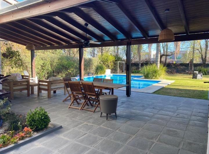 Casa · 515m² · 4 Dormitorios · 2 Cocheras