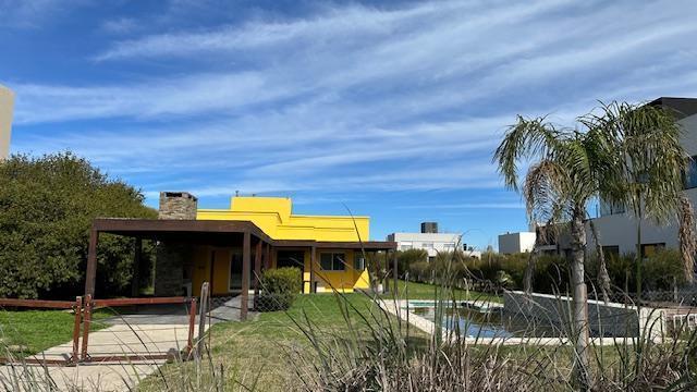 Casa · 256m² · 6 Ambientes · 2 Cocheras