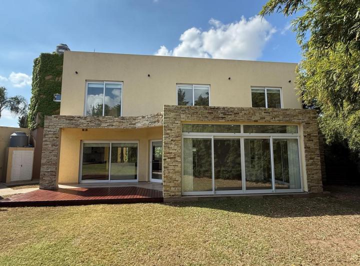 Casa · 1200m² · 4 Dormitorios