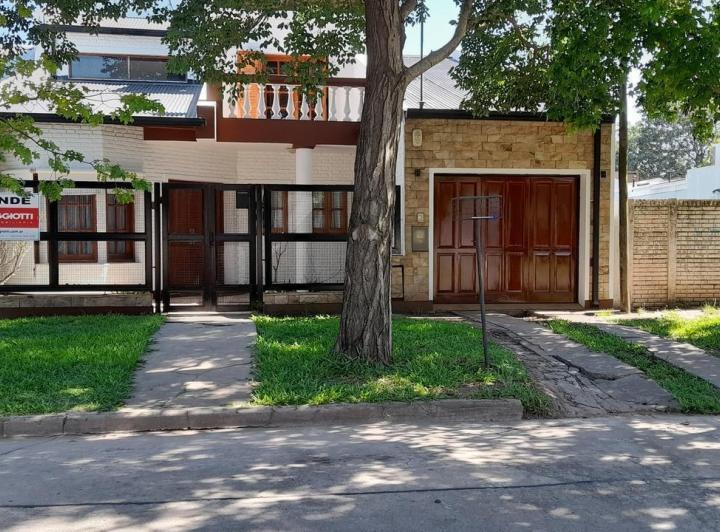 Casa · 288m² · 4 Dormitorios · 2 Cocheras