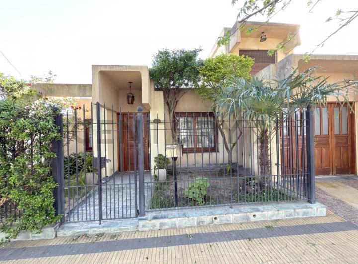 Casa · 155m² · 6 Ambientes · 2 Cocheras