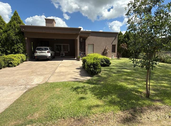 Casa · 244m² · 5 Ambientes · 2 Cocheras