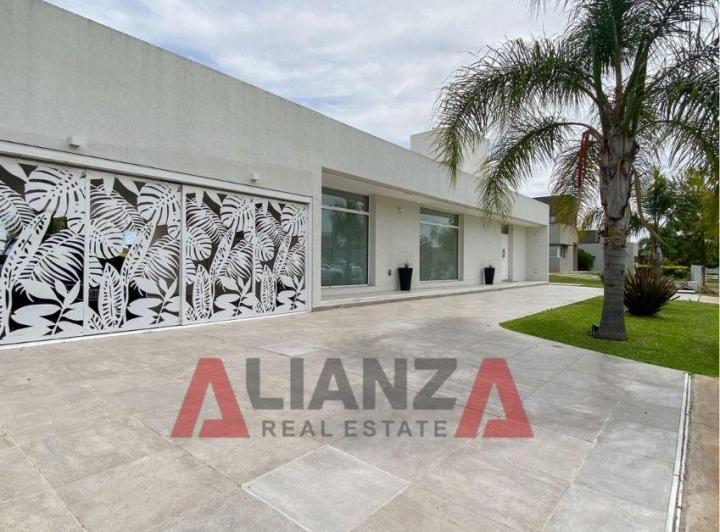 Casa · 260m² · 12 Ambientes · 2 Cocheras