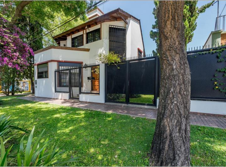 Casa · 220m² · 7 Ambientes · 4 Cocheras
