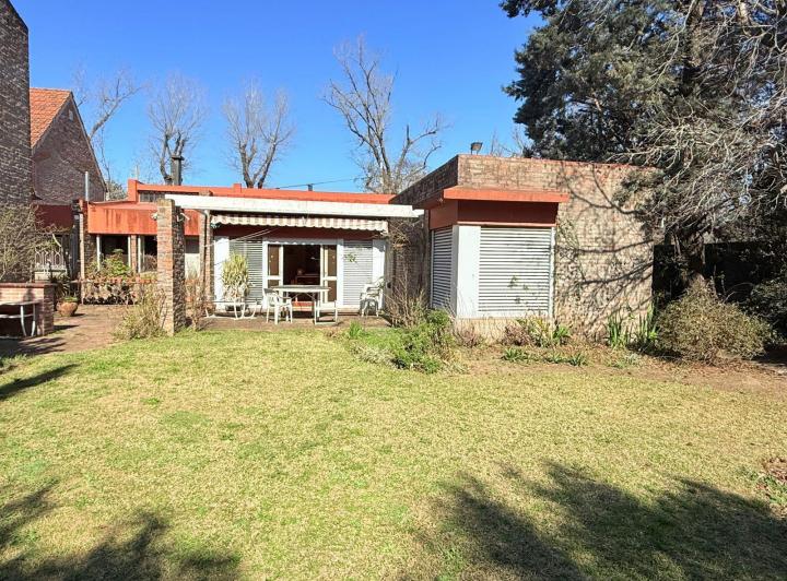 Casa · 222m² · 8 Ambientes · 1 Cochera